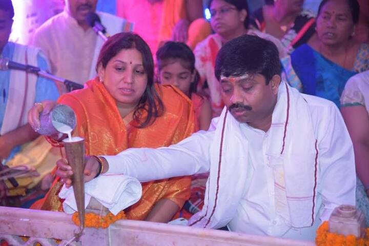 यूपी के चौथे सबसे अमीर विधायक हैं इलाहाबाद दक्षिण से बीजेपी विधायक नंद गोपाल गुप्ता नंदी. नंदी योगी सरकार में कैबिनेट मंत्री भी हैं. नंदी के पास एक बीएमडब्लू, एक परगट और एक महिंद्रा की रेक्सटॉन रेक्स एसयूवी कार है.