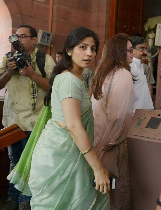 मुलायम सिंह यादव की सबसे बड़ी बहू हैं डिंपल यादव. डिंपल यादव की शादी अखिलेश यादव से हुई है. डिंपल यादव राजनेता हैं और अपने पति की ही तरह से सक्रिय राजनीति करती हैं. 