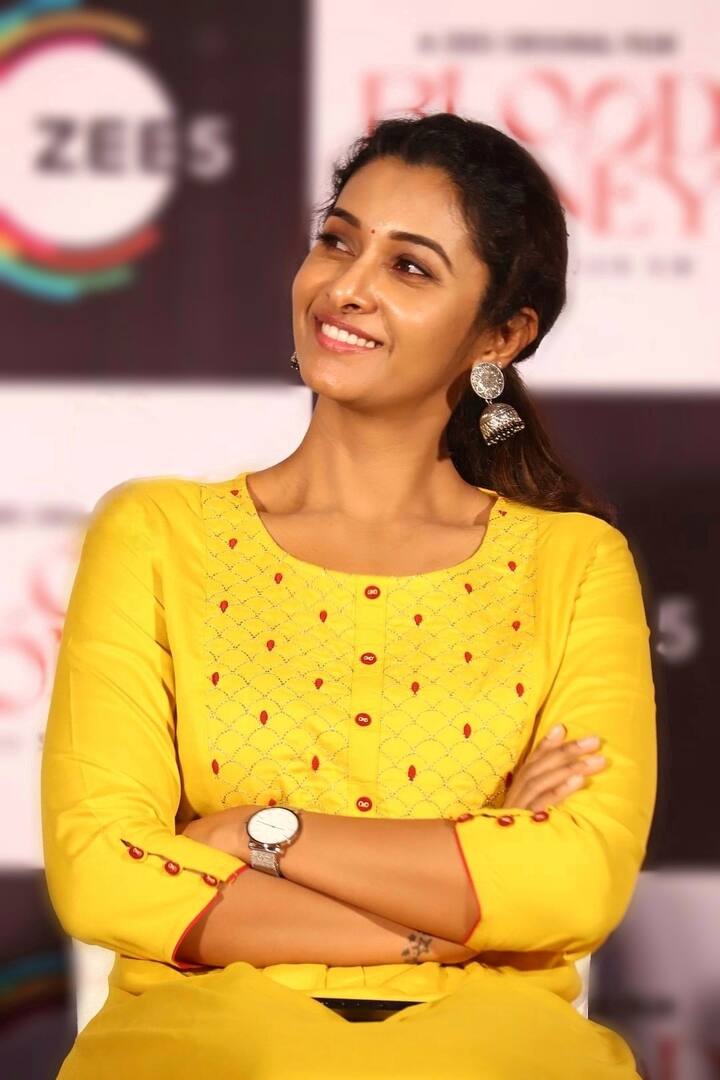 என் சுவாசம் என்னிடம் இல்லை இது காதல் தேசத்தின் எல்லை