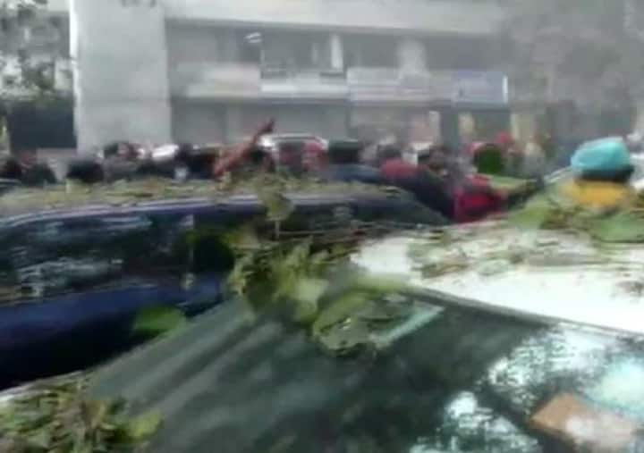 घटना की जानकारी मिलते ही मौके पर पहुंच पुलिस ने राहत बचाव कार्य किया. बताया जा रहा है कि कोर्ट रूम में जो रीडर्स के कमरे होते हैं उसके करीब वॉशरूम में ये ब्लास्ट हुआ है जिसमें एक शख्स की मौत की पुष्टि हो गई है.