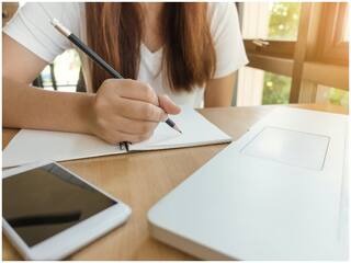 Career in Abroad: प्रोफेशनल कोर्स से खुल रहे विदेशों में जॉब के रास्ते, नेटवर्किंग में हो सकता है बेहतर करियर