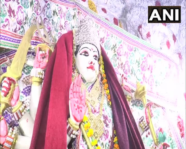 वहीं देश में पड़ रही कड़कड़ाती ठंड का असर अब मंदिरों में भी नजर आने लगा है. कानपुर के एक मंदिर में माता लक्ष्मी को ठंड से बचाने के लिए पुजारियों ने उन्हें गर्म कपड़े पहना दिए हैं.