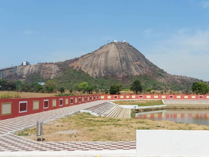 नए साल पर पिकनिक मनाने के लिए अगर आप कहीं बाहर जाने की तैयारी कर रहे हैं तो जरा ठहरिए. बिहार में ही कई ऐसी जगहें हैं जहां जाकर आप आनंद ले सकते हैं. आज आपको हम बिहार के बांका जिले मंदार पर्वत की तस्वीरें दिखा रहे हैं. तस्वीरों को देखकर आप बिहार से बाहर घूमने का प्लान कैंसिल कर सकते हैं. इतना ही नहीं बल्कि यहां काफी कम बजट में घूमकर आ सकते हैं.