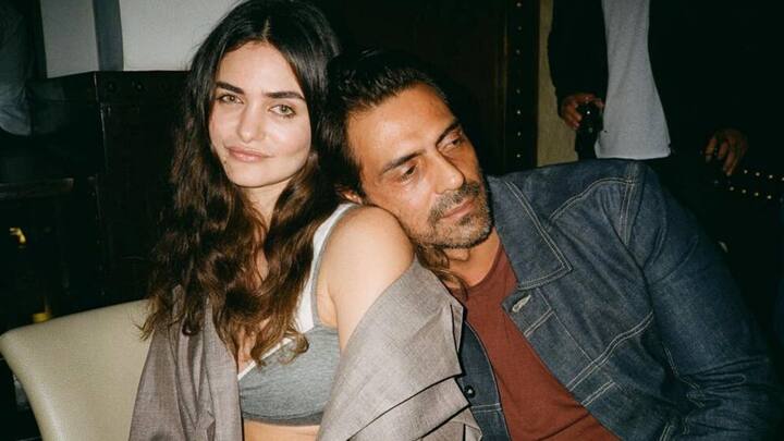 अर्जुन रामपाल की शादी मेहर जेसिया से हुई थी. साल 2019 में अर्जुन और मेहर का तलाक हो गया. तलाक के बाद अर्जुन रामपाल अपनी विदेशी गर्लफ्रेंड गैब्रिएला डेमेट्रिएड्स के साथ लिव-इन में रहने लगे. इस रिलेशनशिप में गैब्रिएला ने अर्जुन के बेटे को जन्म दिया है.