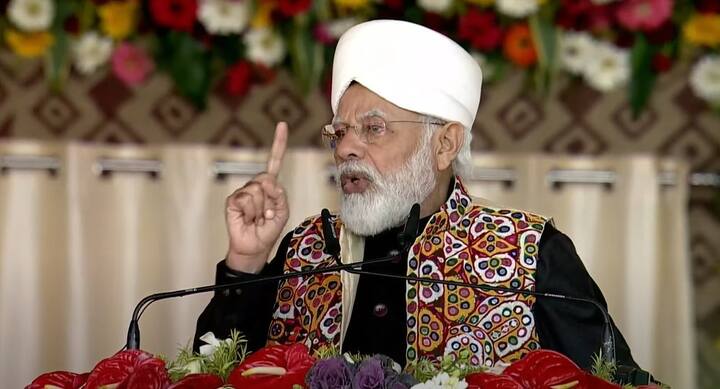 पीएम मोदी ने ये भी कहा कि, गांव और किसान को आत्मनिर्भर बनाने के लिए और उन्हें अवैध कब्जे से चिंतामुक्त करने में स्वामित्व योजना की बड़ी भूमिका है. वहीं विपक्षियों पर निशाना साधते हुए पीएम मोदी ने कहा कि, सबका साथ, सबका विकास, सबका विश्वास और सबका प्रयास की ये भाषा भी उनके सिलेबस से बाहर है. उनके सिलेबस में है- माफियावाद, परिवारवाद और घर व जमीन पर अवैध कब्जा करना ही है. पिछली सरकारों में यूपी को जो मिला और आज यूपी के लोगों को भाजपा सरकार से जो मिल रहा है, उसका #फर्कसाफहै. हम यूपी में विरासत और यूपी का विकास भी भाजपा कर रही है.