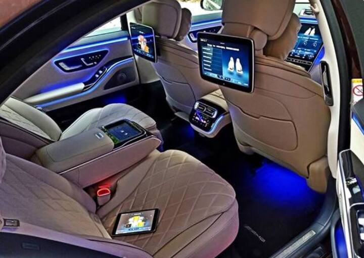 আমি পিছনের সিট থেকে শুরু করব, কারণ এখানেই ইন্ডাস্ট্রির ক্যাপ্টেনরা বসেন। সেইকারণেই এই গাড়ি এক্সিকিউটিভ ক্লাসের জন্য তৈরি   হয়েছে। S-Class সব সময় একটি 'ড্রাইভার-ড্রিভেন'।এতে পিছনের সিটে বসতেই মজা। এর চাবিতেও রয়েছে বিশেষ ডিজাইন, ড্রাইভার   গাড়িটি আনলক করার সময় দরজার হ্যান্ডেলগুলি পপ আউট করে বেরিয়ে আসে।