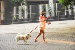 मुंह पर मास्क, हाथ में पट्टा और पैरों में चप्पल, Pet के साथ मॉर्निंग वॉक पर निकलीं Malaika Arora, देखें तस्वीरें