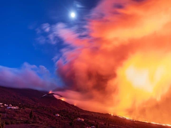 Cloud of ash and lava coming out of the Cumbre Vieja volcano in Tacande de Abajo, Santa Cruz de Tenerife, Canary Islands, Spain. The eruption that began on September 19, 2021 continued until December 13, destroying hundreds of buildings and vegetation | Photo: Getty