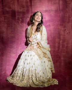Hina Khan Photo: मांग टीका, कानों में झुमके और हाथों में चूड़ियां पहने दुल्हन जैसी सजी दिखीं हिना खान, खूबसूरती देख फैंस की धड़कनें हुई तेज