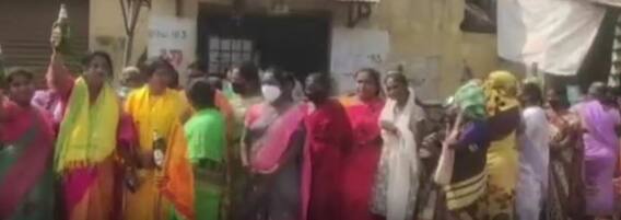 మద్యం ధరల తగ్గింపుపై నెల్లూరులో మహిళల వినూత్న నిరసన..