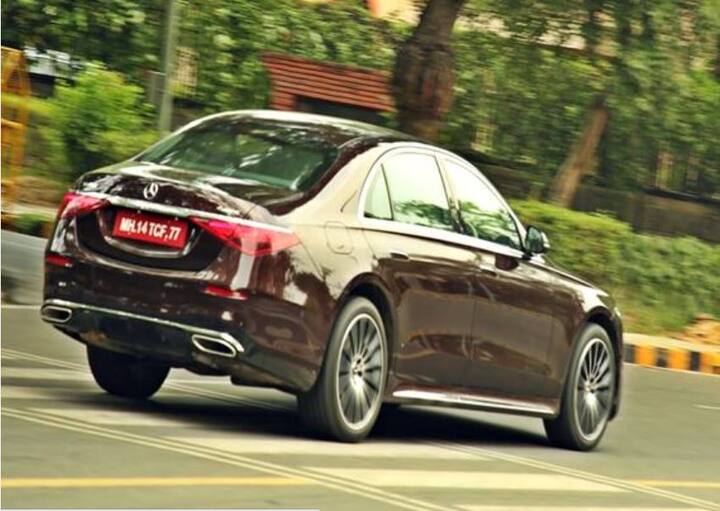 S-Class এর দাম এখন 2.19 কোটি টাকা৷ প্রতিদ্বন্দ্বীদের তুলনায় এটি অনেক বেশি ব্যয়বহুল। কিন্তু এস-ক্লাসের নিজস্ব ব্র্যান্ড লয়ালটি   রয়েছে। তাদের জন্য দাম বৃদ্ধি কোনও বিষয় নয়।