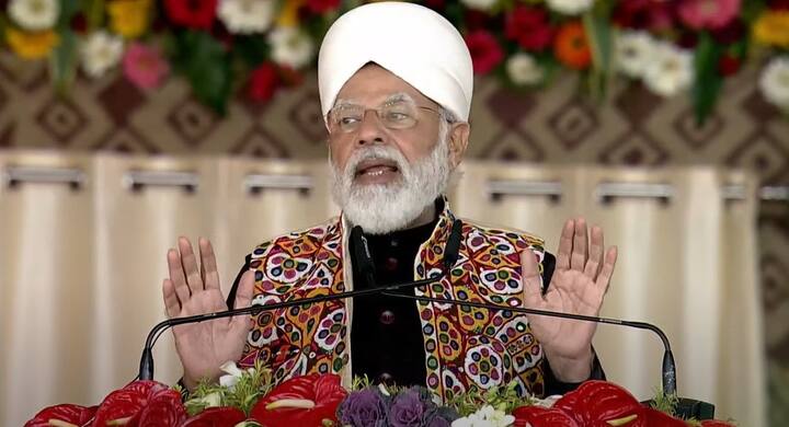 वहीं पीएम मोदी ने ये भी कहा कि, भारत के डेयरी सेक्टर को मजबूत करना हमारी सरकार की प्राथमिकताओं में से एक है. आज यहां 'बनास काशी संकुल' का शिलान्यास किया गया है. मेरा अटूट विश्वास है कि देश का डेयरी सेक्टर, पशुपालन, श्वेत क्रांति में नई ऊर्जा, किसानों की स्थिति को बदलने में बहुत बड़ी भूमिका निभा सकती है. पशुपालन, महिलाओं के आर्थिक उत्थान, उनकी उद्यमशीलता को आगे बढ़ाने का बहुत बड़ा जरिया है