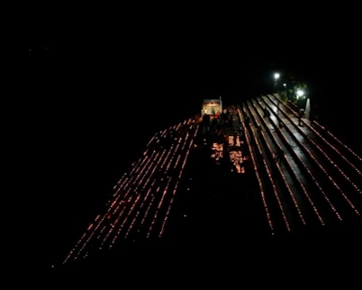सांगलीत कृष्णा नदीच्या काठावरील माई घाटावर केवळ दहा मिनिटात पाच हजार दिवे लावून माई घाट दिव्यांनी उजळविण्यात आला आहे.