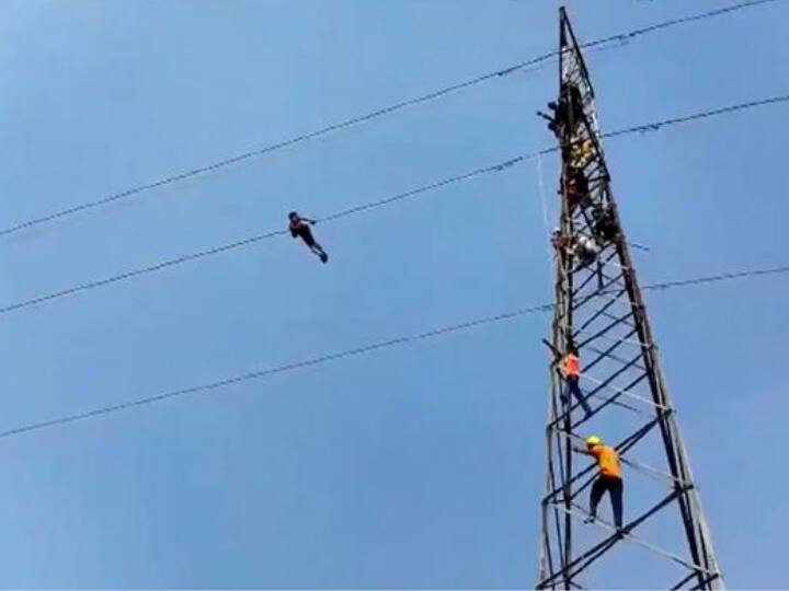Mentally unstable man climbs atop electricity tower demands sweets and mobile in bihar Electricity Tower: ఇదేమైనా బాగుందా.. స్వీట్స్, సెల్ ఫోన్ కావాలంటే షాప్ వెళ్లు.. విద్యుత్ టవర్ పైకి ఎందుకు?