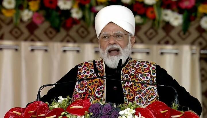 उन्होंने आगे कहा कि, हमने पशुओं में विभिन्न बीमारियों के लिए राष्ट्रव्यापी टीकाकरण अभियान चलाया है. 10 करोड़ से अधिक पशुपालन देश के छोटे किसानों की अतिरिक्त आय का बहुत बड़ा साधन बन सकता है. जो हमारा पशुधन है, वो बायोगैस, जैविक खेती, प्राकृतिक खेती का भी बहुत बड़ा आधार है