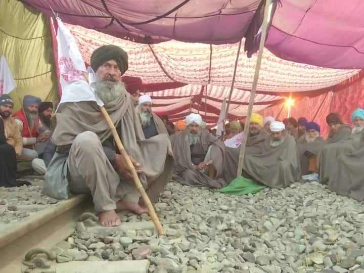 Punjab Kisan Andolan: Farmers' agitation in Punjab continues for third day, movement of more than 100 trains affected Punjab Kisan Andolan: पंजाब में किसानों का आंदोलन तीसरे दिनों भी रहा जारी, 100 से ज्यादा ट्रेनों की आवाजाही प्रभावित