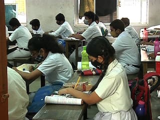 School Corona : Today 6 student and teacher found corona positive in Rajkot ગુજરાતની શાળાઓમાં કોરોના સંક્રમણ યથાવતઃ હવે કઈ સ્કૂલમાં એક સાથે 4 વિદ્યાર્થીઓ આવ્યા પોઝિટીવ?