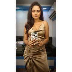 Hemangi Kavi PHOTO: हेमांगीचा हटके अंदाज; सोनेरी रंगाचा ड्रेस अन् हॉट लुक व्हायरल