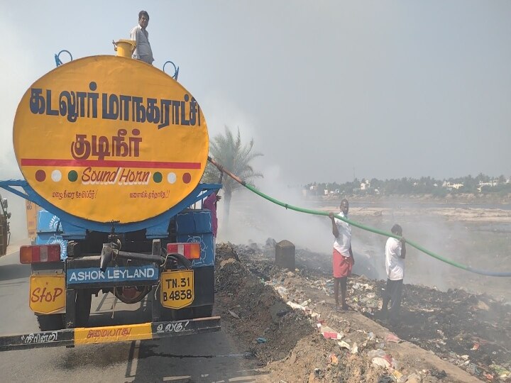 கெடிலம் ஆற்றில் குப்பையை எரிப்பதால் கடும்  புகை மூட்டம் - கடலூர் மாநகராட்சிக்கு எதிராக போராட்டம்