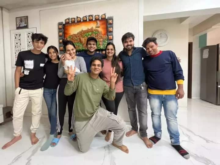 समय के बर्थडे सेलिब्रेशन में उनके कजिन और इस कॉमेडी टीवी सीरियल में जेठालाल (Jethalal) के बेटे टप्पू (Tappu) का किरदार निभाने वाले भव्य गांधी (Bhavya Gandhi) भी शामिल हुए हैं. भव्य और समय की एक दूसरे को केक खिलाते की तस्वीरें सोशल मीडिया पर खूब वायरल हो रही हैं.