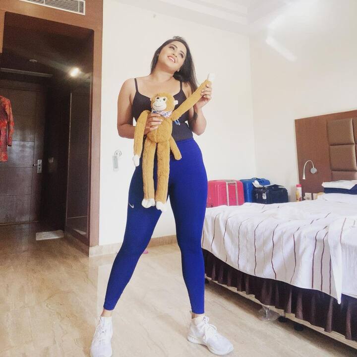 काजल इन दिनों सोशल मीडिया पर काफी एक्टिव हैं. जहां लाखों लोग उन्हें फॉलो करते हैं. फैन्स के लिए वो अपनी लेटेस्ट फोटशूट और अपकमिंग फिल्म की अपडेट शेयर करती रहती हैं.