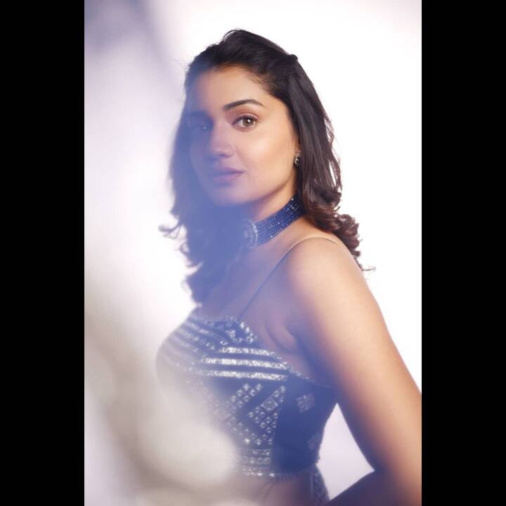 मराठी मालिका आणि नाटकातून घराघरात पोहोचलेली हृता दुर्गुळे सोशल मीडियावर चांगलीच ऍक्टिव्ह असते. ( photo: hruta12/ig)