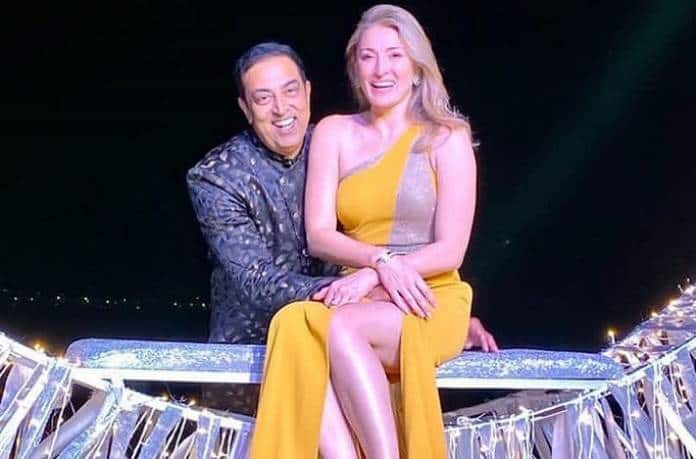 विंदू दारा सिंह की पहली शादी साल 1996 में एक्ट्रेस फराह से हुई थी. फराह तबू की बहन हैं. 2002 में विंदू और फराह का तलाक हो गया. तलाक के बाद साल 2005 में विंदू ने रशियन मॉडल डीना उमारोवा से शादी कर ली.