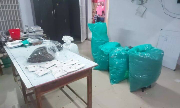 Two policemen sacked for complicity in cannabis sale in Pudukkottai புதுக்கோட்டையில் கஞ்சா விற்பனைக்கு உடந்தையாக இருந்த 2 காவலர்கள் பணியிடை நீக்கம்