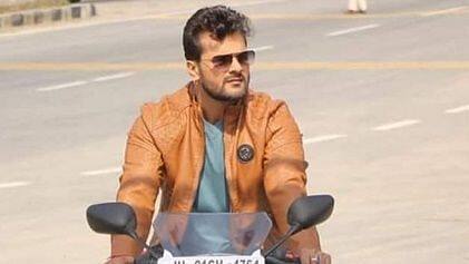 खेसारी लाल यादव का जन्म बिहार के छपरा के रसूलपुर गांव में हुआ था. एक गरीब घर में जन्म लेने वाले खेसारी ने अपनी जिंदगी को बेहतरीन बनाने के लिए कई तरह की चुनौतियों का सामना किया है. एक वक्त था जब खेसारी अपने घर का खर्चा लिट्टी-चोखा बेचकर चलाते थे, लेकिन आज उनके पास करोड़ो की संपत्ति है.