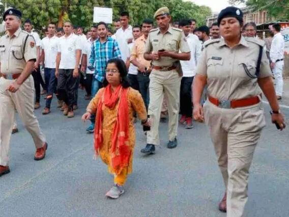 પીએમ મોદી વારાણસીમાં કોણે પગે પડ્યા ? કોણ છે યુવતી ?