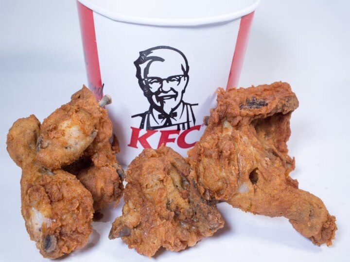 KFC Hot Wings |  ஆர்டர் செய்தது சிக்கன் விங்ஸ்.. வந்தது தலை.. KFC-இல் நடந்த களேபரம்..