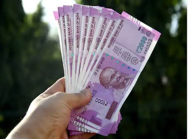 ਅਟਲ ਪੈਨਸ਼ਨ ਯੋਜਨਾ ਮੋਦੀ ਸਰਕਾਰ ਦੀ ਇੱਕ ਪ੍ਰਸਿੱਧ ਯੋਜਨਾ ਹੈ, ਜਿਸ ਵਿੱਚ ਹਰ ਮਹੀਨੇ ਨਾਗਰਿਕਾਂ ਨੂੰ 1000 ਰੁਪਏ ਤੋਂ ਲੈ ਕੇ 5000 ਰੁਪਏ ਤੱਕ ਦੀ ਰਾਸ਼ੀ ਦਿੱਤੀ ਜਾਂਦੀ ਹੈ। ਜੇਕਰ ਪਤੀ-ਪਤਨੀ ਦੋਵੇਂ ਇਸ ਸਕੀਮ ਵਿੱਚ ਅਪਲਾਈ ਕਰਦੇ ਹਨ, ਤਾਂ ਉਨ੍ਹਾਂ ਨੂੰ 10,000 ਰੁਪਏ ਦਾ ਲਾਭ ਮਿਲੇਗਾ। ਪੈਨਸ਼ਨ ਫੰਡ ਰੈਗੂਲੇਟਰੀ ਅਤੇ ਵਿਕਾਸ ਅਥਾਰਟੀ ਨੇ ਕਿਹਾ ਹੈ ਕਿ ਪਤੀ ਅਤੇ ਪਤਨੀ ਦੋਵੇਂ ਇਸ ਯੋਜਨਾ ਦੇ ਤਹਿਤ ₹ 5000 ਦੀ ਪੈਨਸ਼ਨ ਰਾਸ਼ੀ ਲਈ ਅਰਜ਼ੀ ਦੇ ਸਕਦੇ ਹਨ।