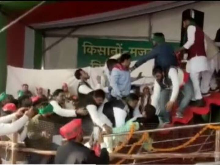 Samajwadi Party and Rashtriya Lok Dal joint rally in UP Aligarh collapsed Railing stairs to stage watch Watch: SP-RLD की संयुक्त रैली में टूटी रेलिंग, मंच पर जाते नेता-कार्यकर्ता गिरे धड़ाम