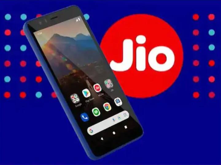 JioPhone Next: આ ફોન આ વર્ષના સૌથી વધુ ચર્ચિત ફોનમાંનો એક હતો. રિલાયન્સ જિયોના આ ફોનનું વેચાણ દિવાળીના અવસર પર શરૂ કરવામાં આવ્યું હતું. આ ફોનની કિંમત 6499 રૂપિયાની આસપાસ છે.