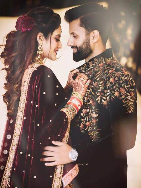 બંગાળી એક્ટ્રેસ નુસરત જહાંએ નિખિલ જૈન સાથે પોતાના પ્રથમ લગ્ન તૂટ્યાની જાહેરાત કરી હતી. નુસરતે નિખિલ પર પૈસાની ચોરી અને છેતરપિંડીનો આરોપ લગાવ્યો હતો. બંન્નેના લગ્ન બે વર્ષ ટક્યા હતા.