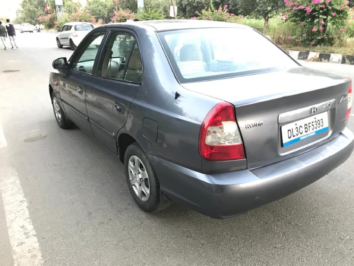 HYUNDAI ACCENT used car price in delhi mahindra first choice deal Hyundai Accent: मात्र 1.35 लाख रुपये में बन सकते हैं इस सेडान के मालिक, इतने Km ही चली