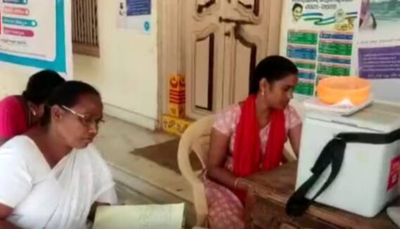 మూల పాడు స‌చివాల‌యానికి తాళాలు వేసిన య‌జ‌మాని.