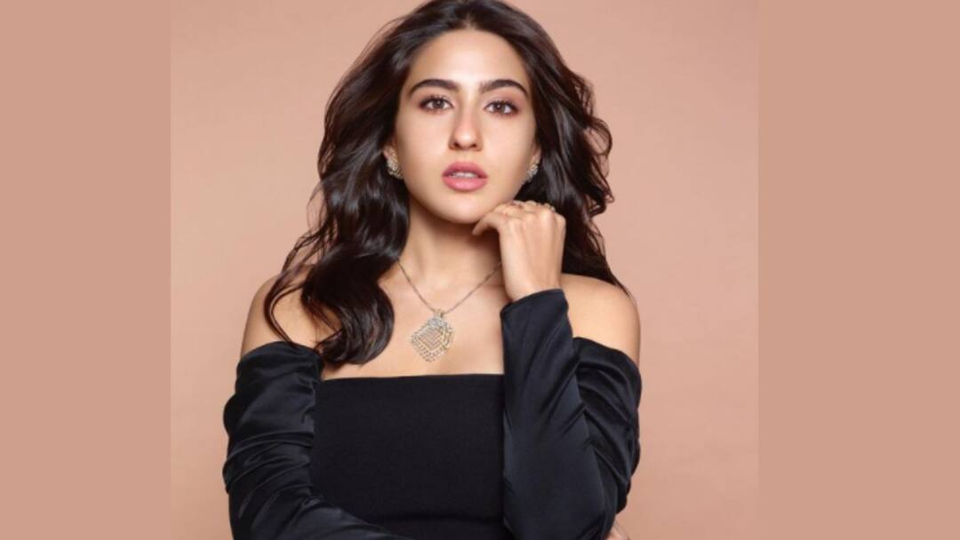 Sara Ali Khan Update: কোথায় 'চকা চক' গানের প্র্যাকটিস করতেন? সারার উত্তরে অবাক কর্ণ Sara Ali Khan stuns Karan Johar by revealing she rehearsed Chaka Chak in his bathroom Sara Ali Khan Update: কোথায় 'চকা চক' গানের প্র্যাকটিস করতেন? সারার উত্তরে অবাক কর্ণ