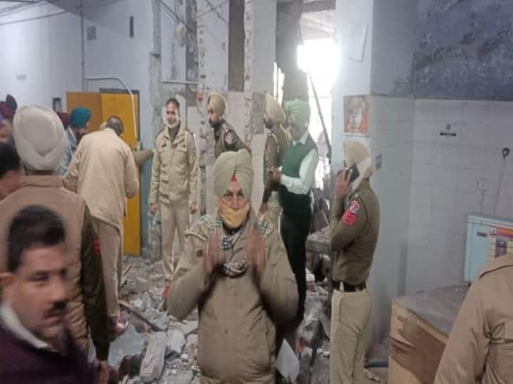 Blast in Ludhiana Court Complex in Punjab Explosion More Details Awaited பஞ்சாப் நீதிமன்றத்தில் குண்டுவெடிப்பு : 3 பேர் பலி, 20 பேர் படுகாயம்!