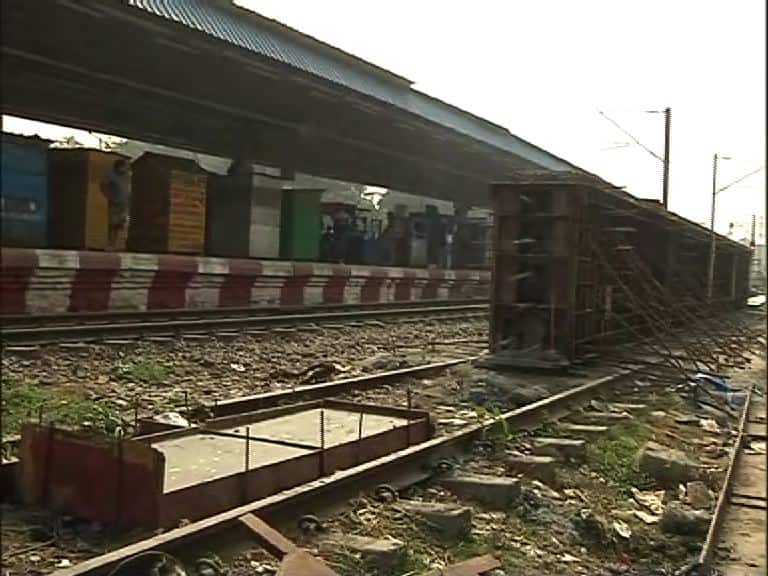 East West Metro : অস্ত্র নিয়ে দাপিয়ে বেড়াচ্ছে দুষ্কৃতীরা, ভিডিও প্রকাশ্যে, নিত্যদিন মেট্রোর সামগ্রী লুঠের অভিযোগ Miscreants with weapon seen in East-West Metro project area at Dumdum Cantonment , video viral East West Metro : অস্ত্র নিয়ে দাপিয়ে বেড়াচ্ছে দুষ্কৃতীরা, ভিডিও প্রকাশ্যে, নিত্যদিন মেট্রোর সামগ্রী লুঠের অভিযোগ