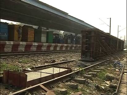 Miscreants with weapon seen in East-West Metro project area at Dumdum Cantonment ,  video viral East West Metro : অস্ত্র নিয়ে দাপিয়ে বেড়াচ্ছে দুষ্কৃতীরা, ভিডিও প্রকাশ্যে, নিত্যদিন মেট্রোর সামগ্রী লুঠের অভিযোগ