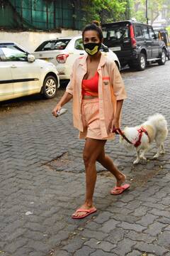 मुंह पर मास्क, हाथ में पट्टा और पैरों में चप्पल, Pet के साथ मॉर्निंग वॉक पर निकलीं Malaika Arora, देखें तस्वीरें
