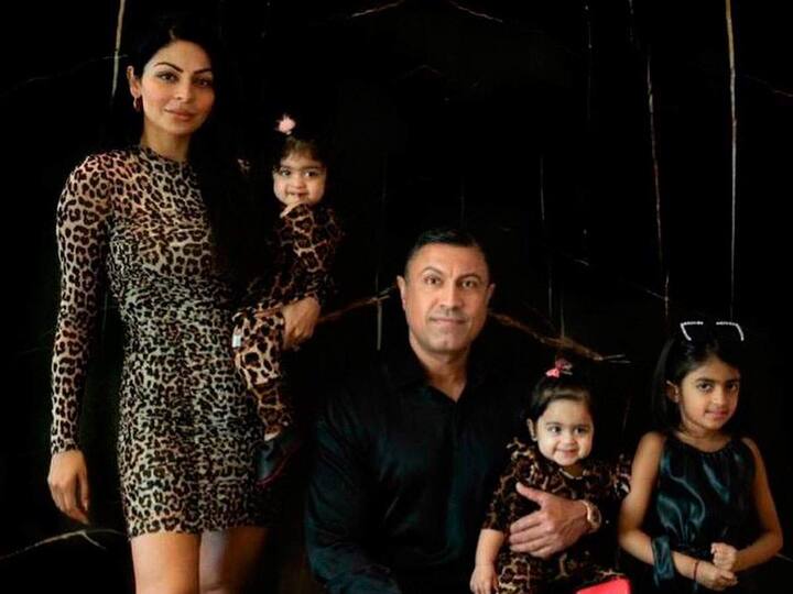 पर्सनल लाइफ की बात करें तो नीरू बाजवा ने साल 2015 में हैरी जंधावा के साथ शादी की थी. बता दें कि वो ‘अस्तित्व एक प्रेम की’, ‘जीत’, ‘नच बलिए 1’ जैसे फेमस टीवी शोज नजर आ चुकी हैं. इसके अलावा वो बॉलीवुड फिल्म ‘प्रिंस’ और अक्षय कुमार के साथ ‘स्पेशल 26’ में दिखाई दी थी. पंजाबी फिल्मों में “जट्ट एंड जूलिएट” और उसका दूसरा पार्ट “जट एंड जूलिएट 2” काफी फेमस है. जिसमें वो दिलजीत दोसांझ के साथ नजर आई थी.