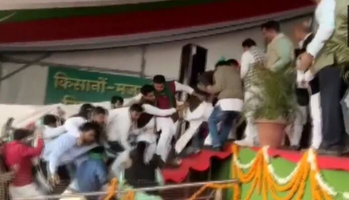 samajwadi party and rashtriya lok dal joint rally in UP aligarh collapsed railing stairs to stage watch UP Election 2022: দেখুন- আলিগড়ে হুড়মুড়িয়ে ভেঙে পড়ল এসপি-আরএলডি যৌথ জনসভা মঞ্চের সিঁড়ির রেলিং