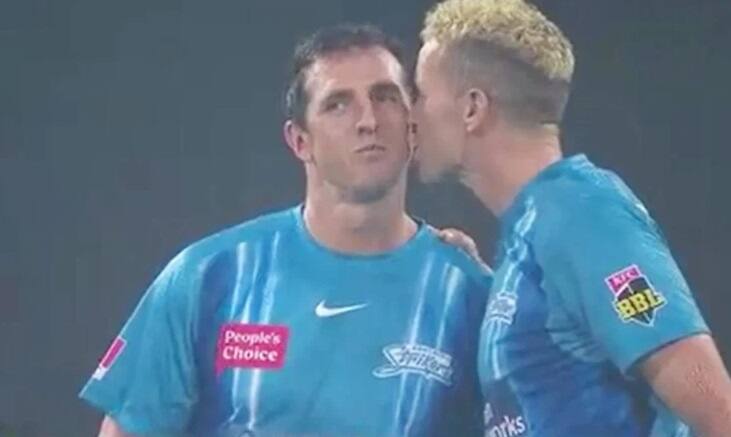 big bash league video viral: peter siddle kiss to daniel worrall મેદાન પર રોમાન્સ, કેપ્ટન દોડીને આવ્યો ને અચાનક બૉલિંગ કરતા બૉલરને કીસ કરી લીધી ને પછી...............Viral Video