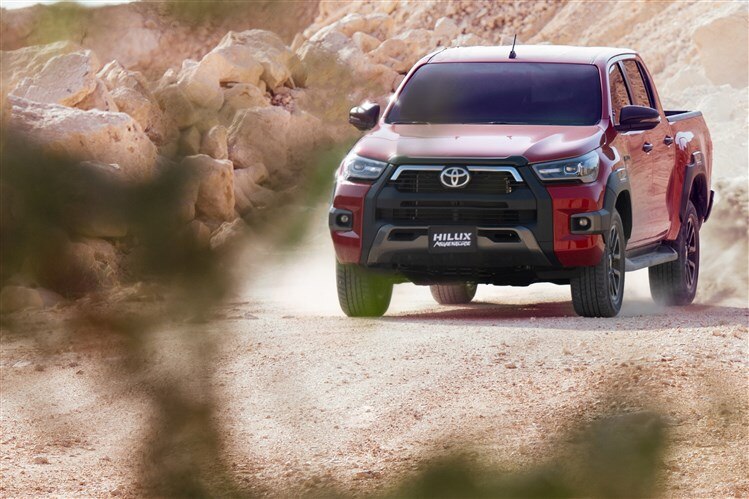Toyota Hilux Review: 8 ઈંચ ટચસ્ક્રીન અને 18 ઈંચના વ્હીલ સાથે આવશે દમદાર એન્જિનવાળી ટોયોટા હિલક્સ, જાણો ફીચર્સ