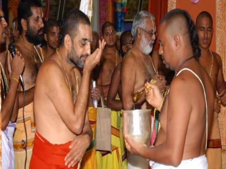 Spirituality: What Will Happen After Taking Tirtha Write On Head And The Secret Behind Giving Tirtha Three Times,Know In Details Spirituality: తీర్థం తీసుకుని చేయి తలకు రాసుకుంటున్నారా…