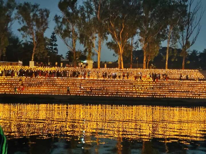 नयनरम्य अशा या दिव्यांमधून नदी काठावरील माई घाटावर स्वातंत्र्याचा अमृत महोत्सव हे शब्द साकारले गेले.
