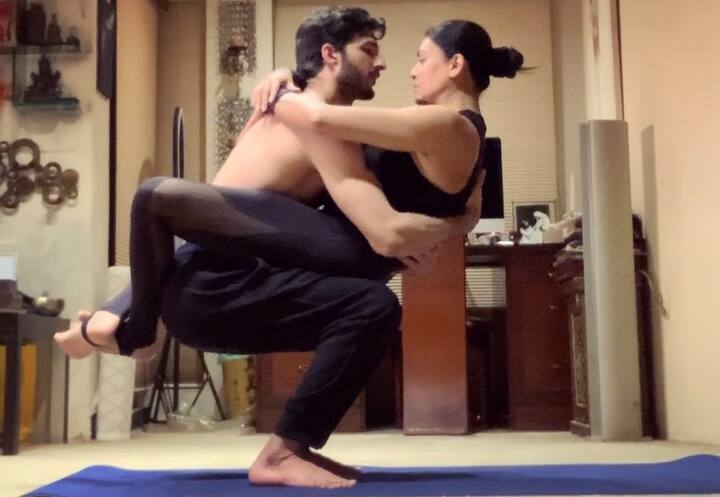 बस यही से दोनों ने एक दूसरे के दिल पर अपना नाम लिख दिया और इनके प्यार की शुरुआत हो गई. दोनों की उम्र में 15 साल का फर्क था सुष्मिता रोहमन से बड़ी थी लेकिन दोनों ने उम्र के इस फासले को नजरअंदाज कर एक दूसरे के दिल में जगह बनाई. (फोटो – सोशल मीडिया)