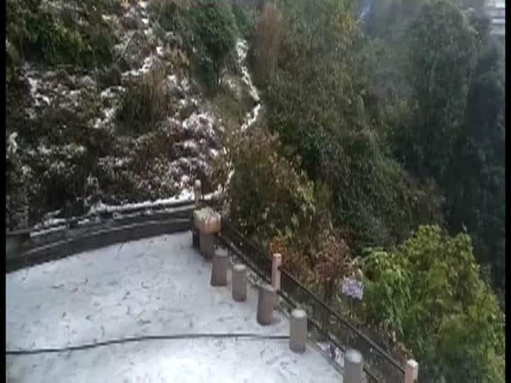 উত্তরবঙ্গের দার্জিলিং, কালিম্পং, কার্শিয়ংয়ে জমাটি ঠান্ডায় আনন্দ চেটেপুটে নিচ্ছেন পর্যটকরা